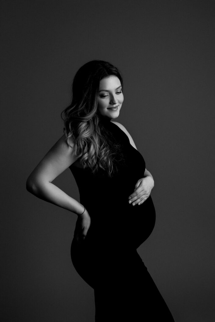 Sedinte foto de gravide Bucuresti-Studio Foto maternitate premium Bucuresti-Sedinta foto maternitate artistica alb negru